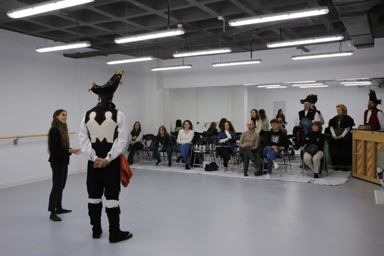 Sesión de ballet gallego durante la Semana de la Ciencia 2023 en el Laboratorio coerológico del CCHS-CSIC