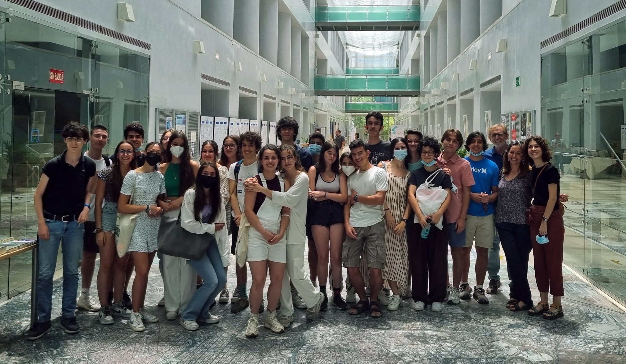 Alumnos del IES Príncipe Felipe visitaron los laboratorios de arqueología de I+D del Instituto de Historia