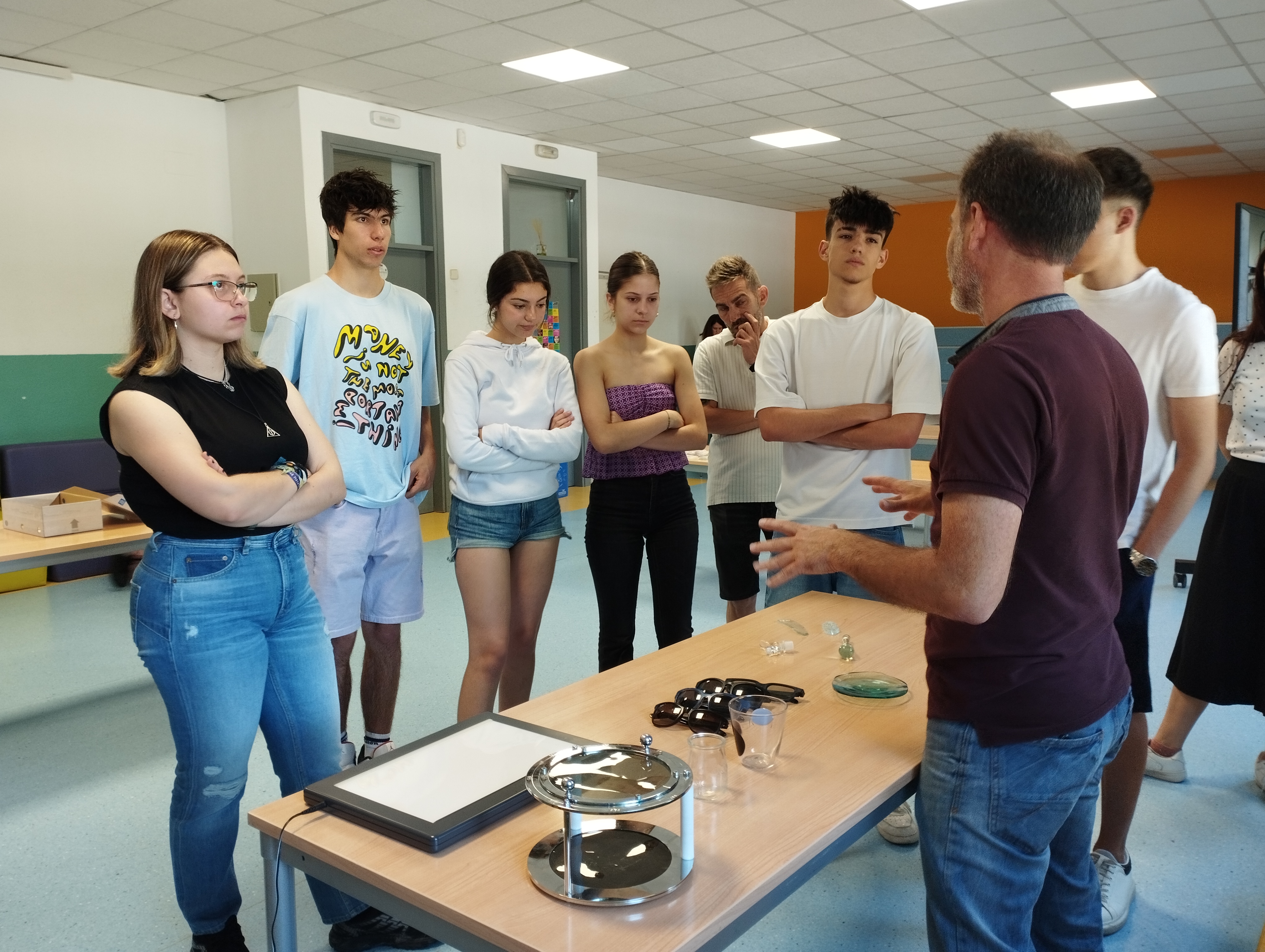 El grupo GI Cervitrum (IH) se desplaza al colegio Lagomar de Valdemoro para dar a conocer historia del vidrio y su tecnología como parte de las actividades de  la Noche Europea de los Investigadores.