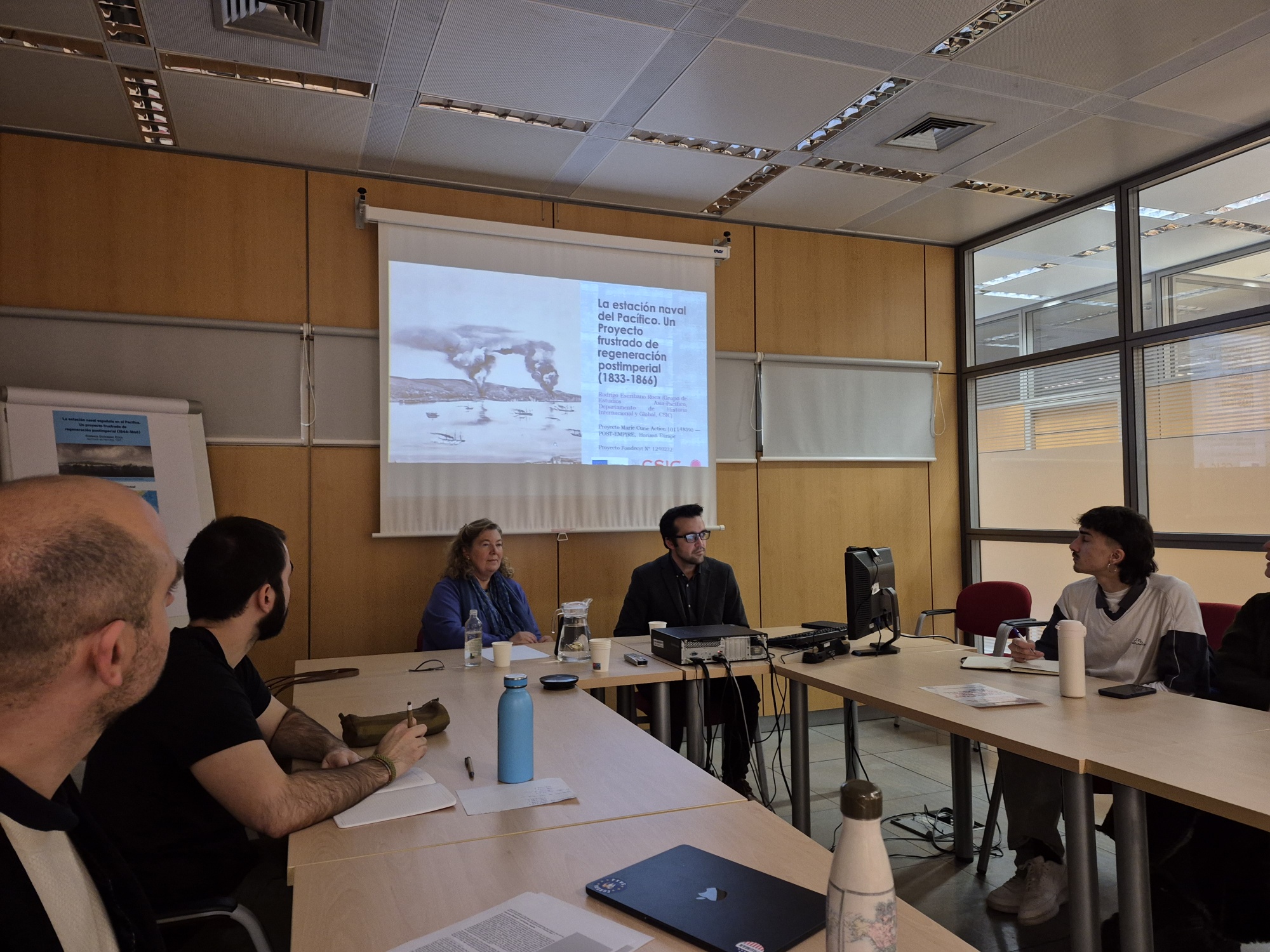 Rodrigo Escribano y Lola Elizalde, en el centro de la imagen, atienden a una de las intervenciones del público. Sala Ramón de Carande, IH, CCHS-CSIC, Madrid, 22 de enero de 2025.