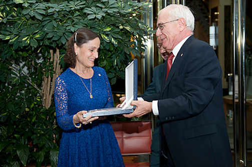 El presidente de la AEC, Jesús Mª Rincón, entregando la Placa de Honor a Mª Ángeles Villegas
