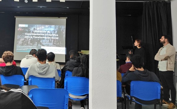 En la imagen se puede observar un momento de la presentación del Grupo de literatura y ciudad (ILLA) en el IES Miguel Delibes de Madrid, en la imagen.  